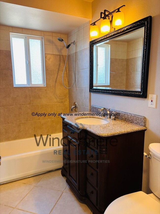 Building Photo - Charming 2 bedroom with HUGE yard in beaut...