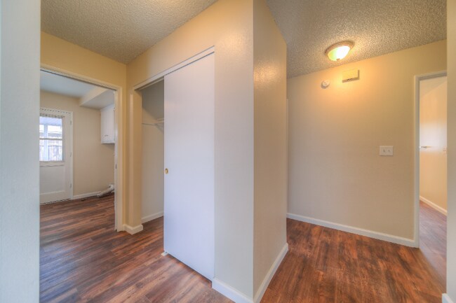 Building Photo - 41084 Beachwood Ave