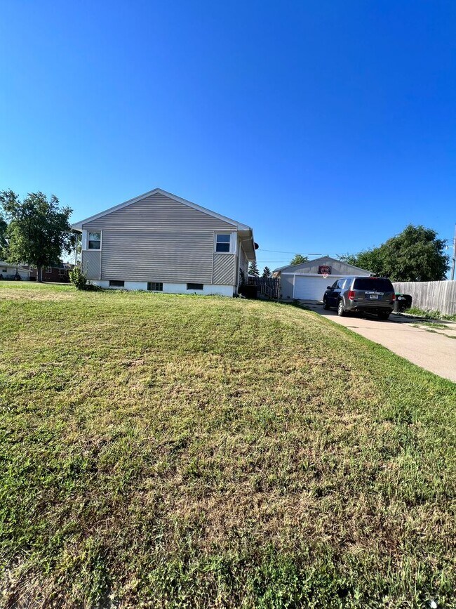 Building Photo - Beautiful 3 bed, 2 bath, 2 car garage