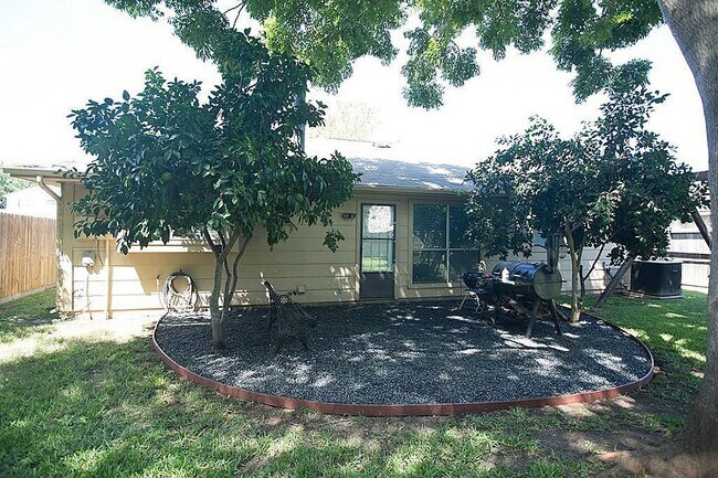 Building Photo - 2406 Broken Elm Dr