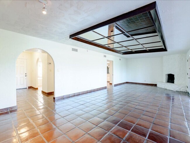 Building Photo - Enjoy stunning Catalina Mountain views fro...