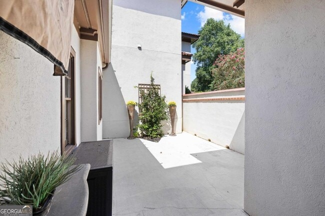 Building Photo - 1410 Club Dr