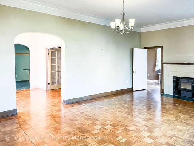 Building Photo - Charming 3bed/3bath home in Historic Fort Russell District