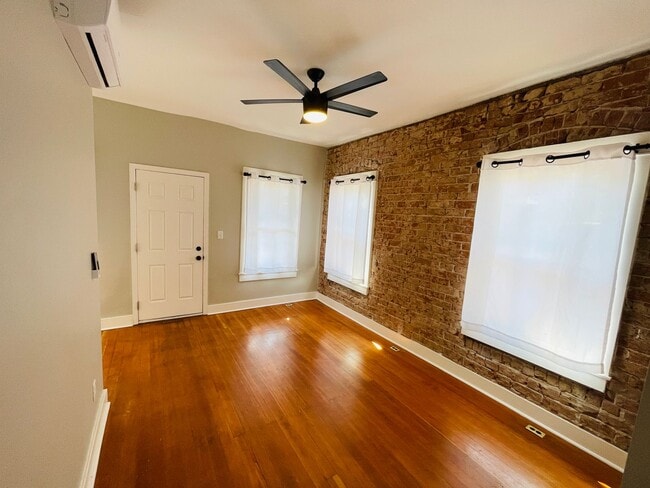 Building Photo - COMING SOON! 1 Bed / 1 Bath Cottage in U o...
