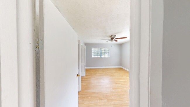 Building Photo - 3BR/1BA HOUSE - Riverview Area  **HALF OFF...