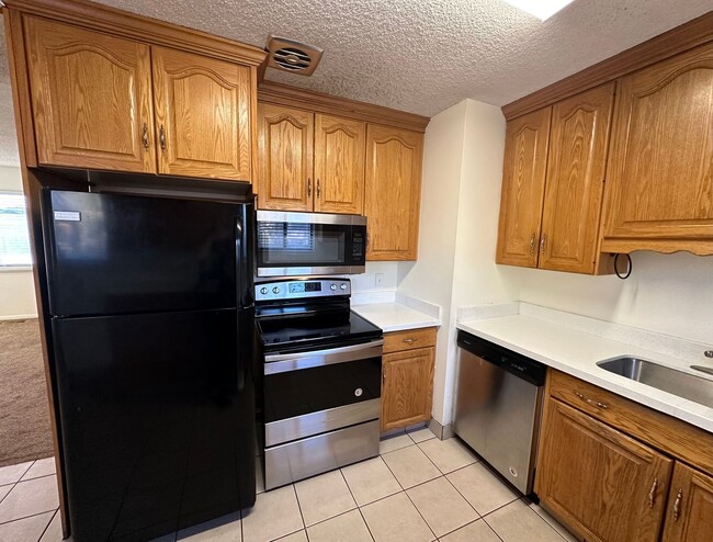 Building Photo - Remodeled 4 Bd Home with 23'x35' Heated Wo...
