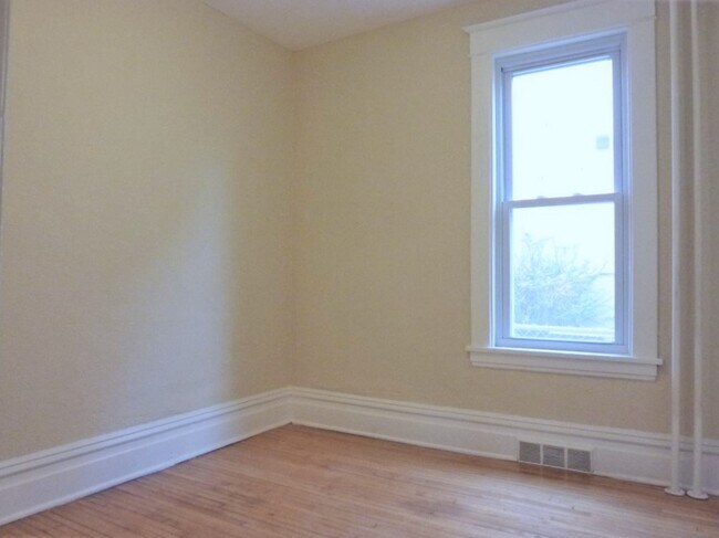 Building Photo - 738 Magnolia Ave E