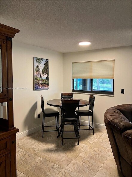 Building Photo - 15405 Miami Lakeway N