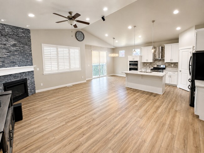 Building Photo - Beautiful 5-bedroom home is a must see!!