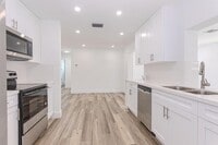 Building Photo - 1717 16th Ct N