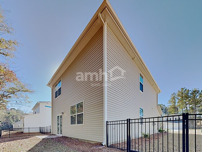 Building Photo - 610 W Lionel Rd