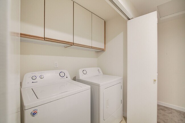 Building Photo - 2bd/2.5ba Kirkland Townhome