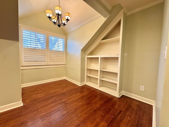 Building Photo - 5 Bedroom Home Between 12 South and Oak Hill