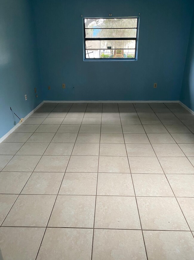 Building Photo - 1013 S Persimmon Ave