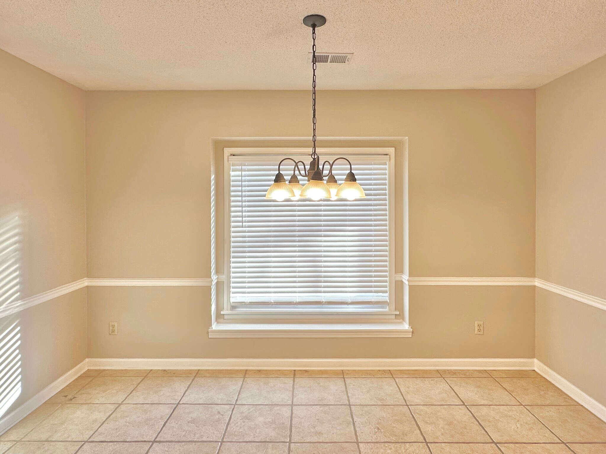 Building Photo - 7475 Kingsland Dr