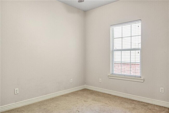 Building Photo - 602 SW Caprington St