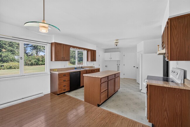 Building Photo - 2205 Country Club Dr