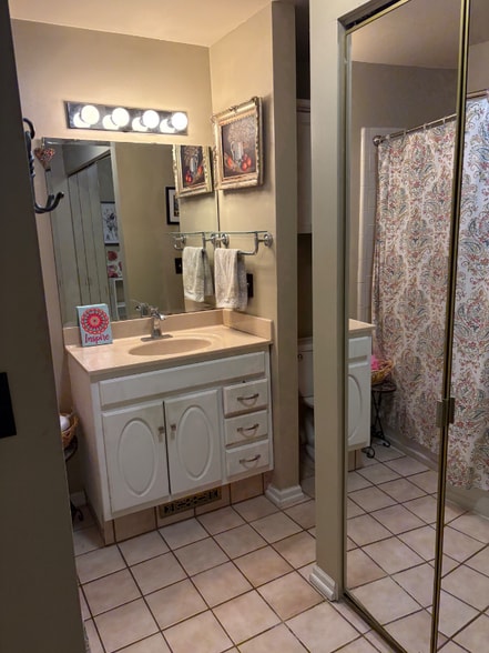 Building Photo - 940 S Cedar St