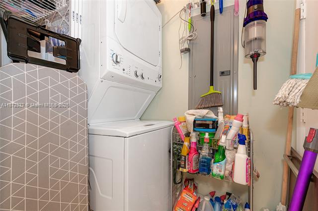 Building Photo - 16001 Collins Ave