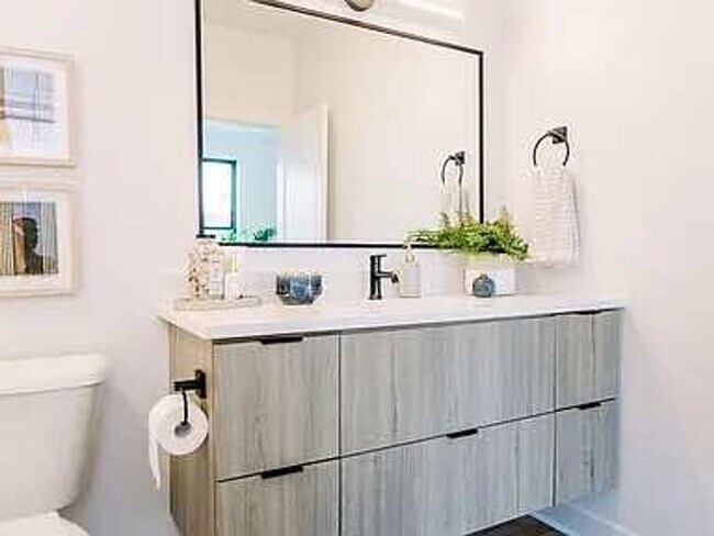 Building Photo - 1345 Keosauqua Way