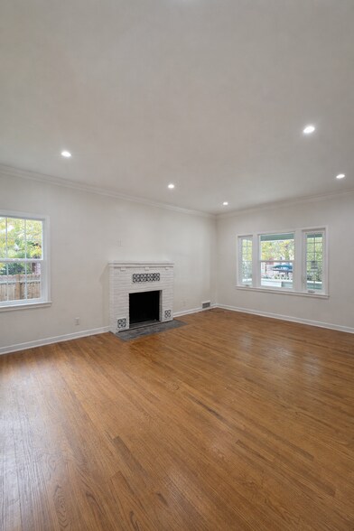 Building Photo - 582 N Oakland Ave