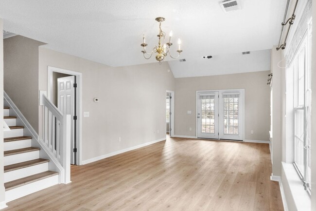 Building Photo - 571 Riverward Dr