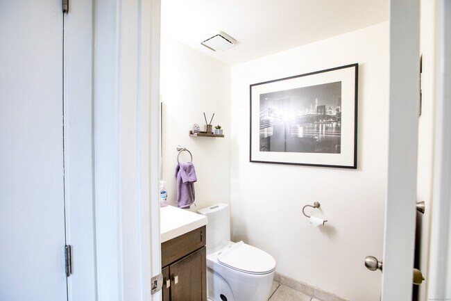 Building Photo - 32 Pine St