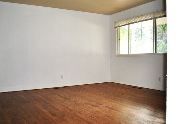 Building Photo - 1421 McArthur Ave