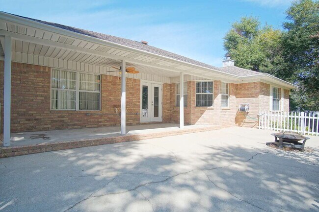 Building Photo - Spacious Oak Meadows Home in Milton with Multiple Living Areas, Fenced Yard & 1/2 Off First Month...