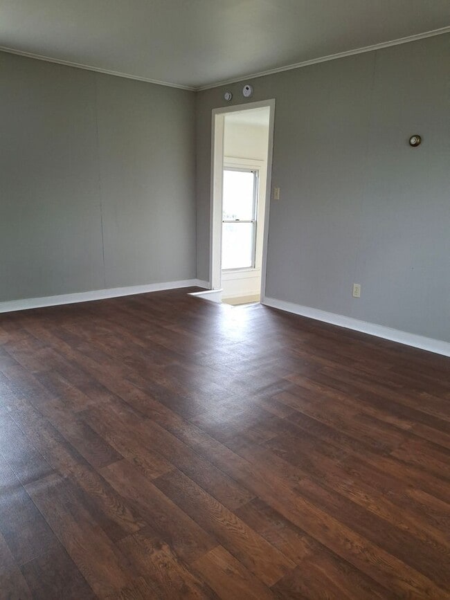 Building Photo - 246 Lynwood Ave