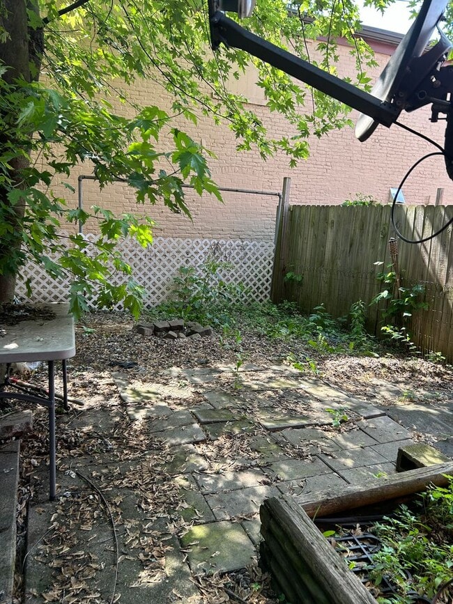 Building Photo - Welcoming 3 Bedroom in Lancaster City