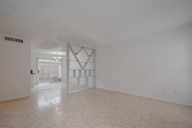Building Photo - 3100 Jeanetta St