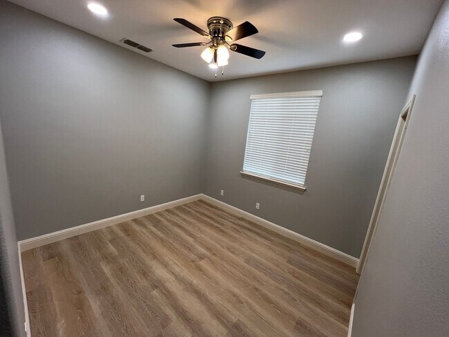 Building Photo - Desirable and Spacious 5-Bedroom Home in Empire Ranch!