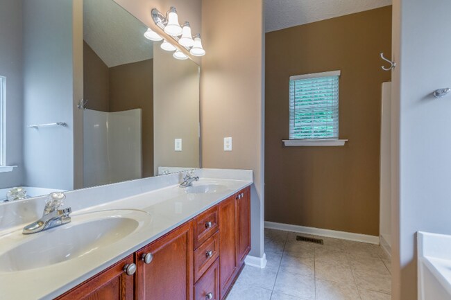 Building Photo - 1800 Woodland Pointe Dr