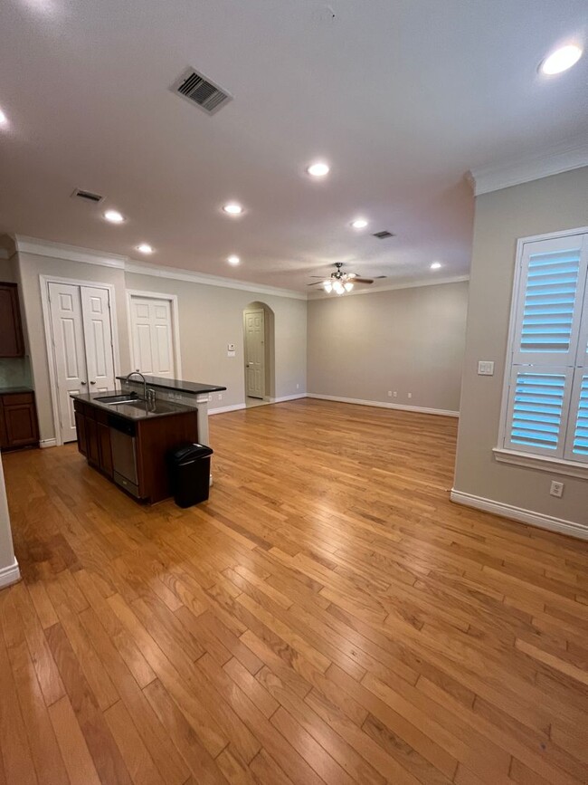 Building Photo - Wonderful 4/3.5 Townhome