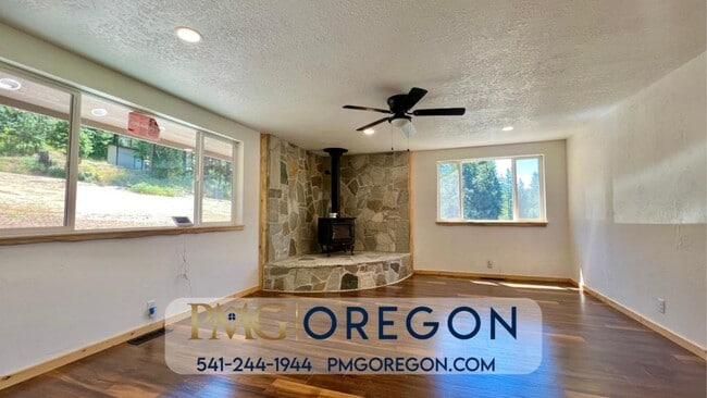 Building Photo - 4323 Galice Rd