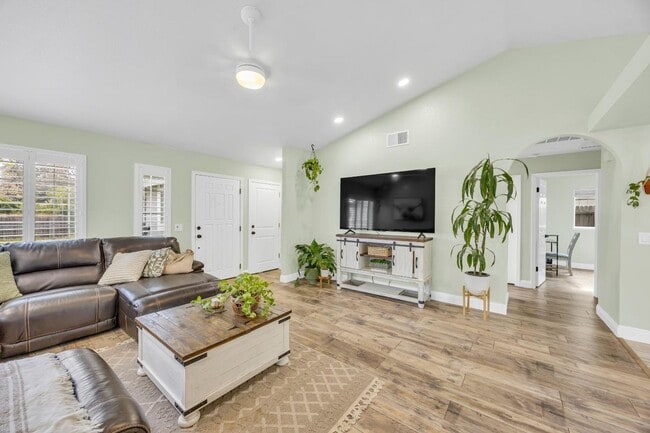 Building Photo - Adorable 3 bedroom 2 bath home