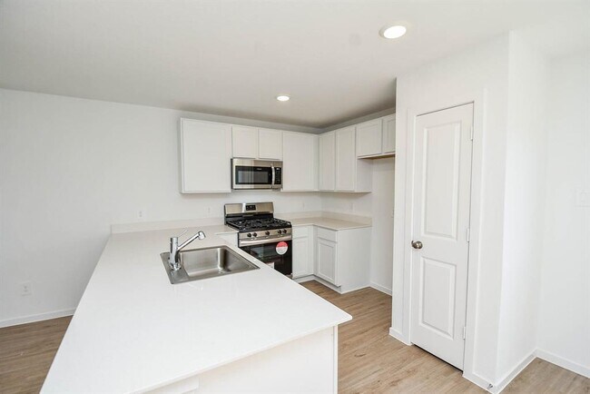 Building Photo - 1542 San Sebastien Dr
