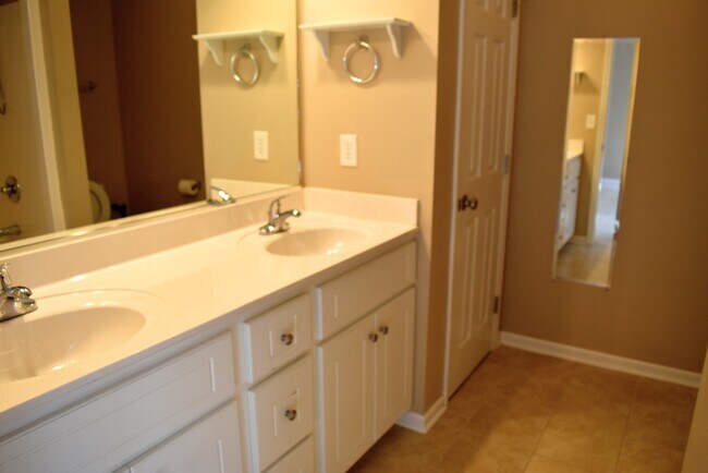 Building Photo - You've Found It! Split floor plan, fenced yard, extra storage