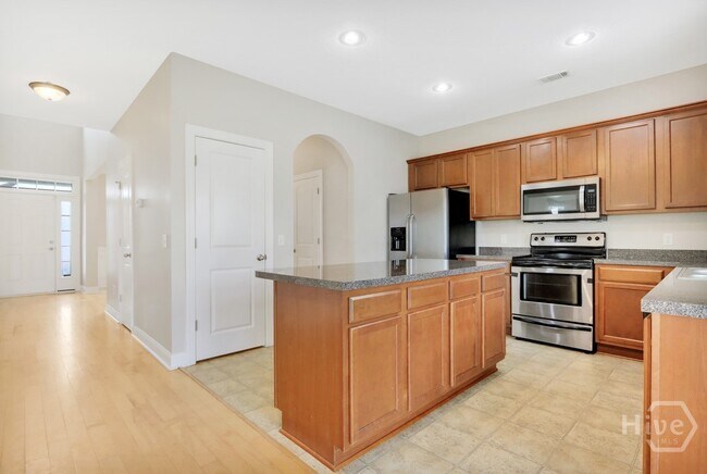 Building Photo - 255 Red Oak Dr