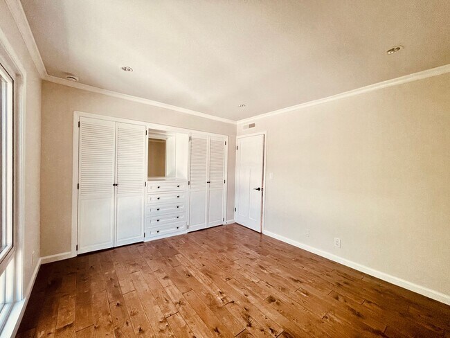 Building Photo - Prime Pasadena Condo