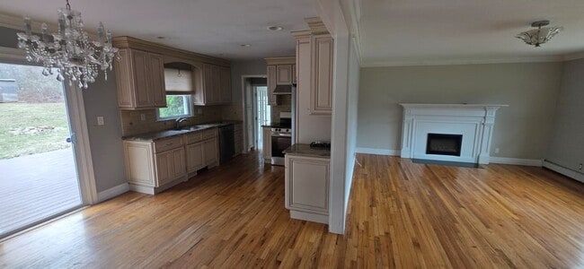 Building Photo - Single Family Home in Trumbull for Rent