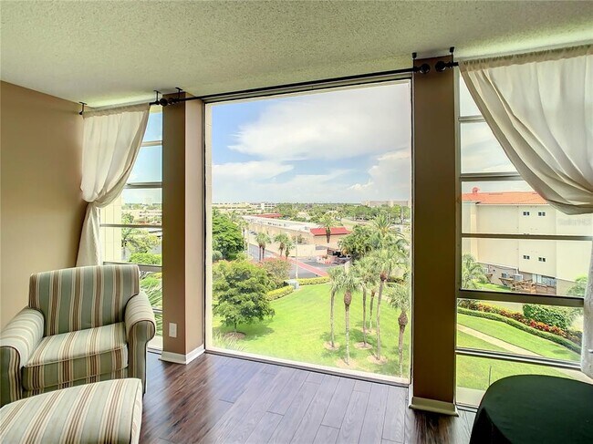 Building Photo - 7400 Sun Island Dr S