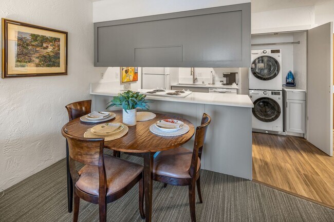 Building Photo - Downtown Furnished 1 Bed / 1 Bath Apartmen...