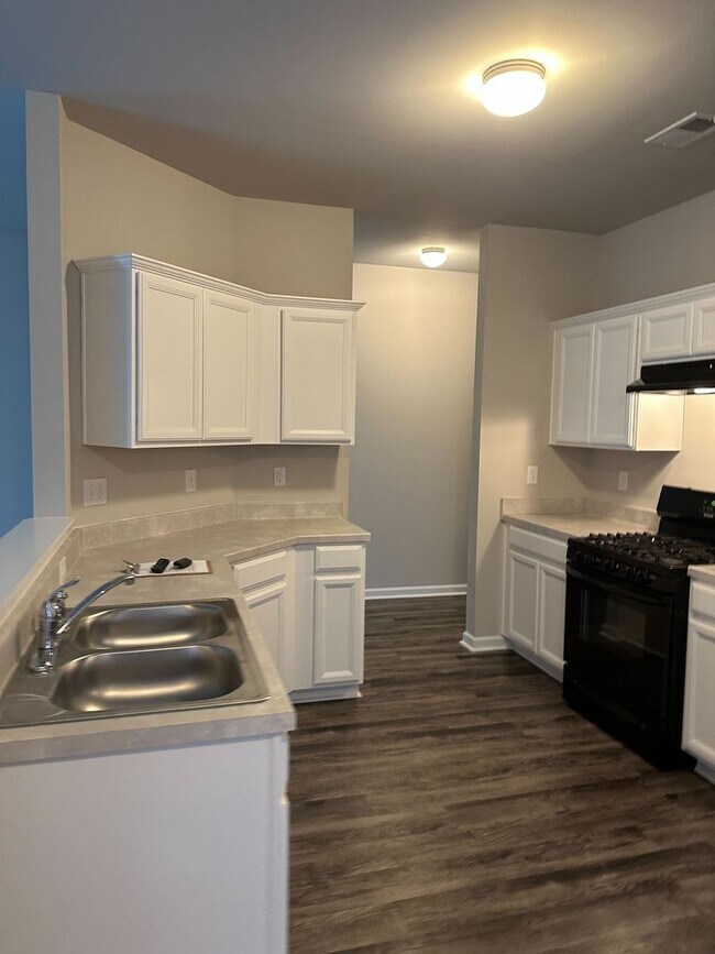 Building Photo - Modern 3-Bedroom Home with Spacious Backya...