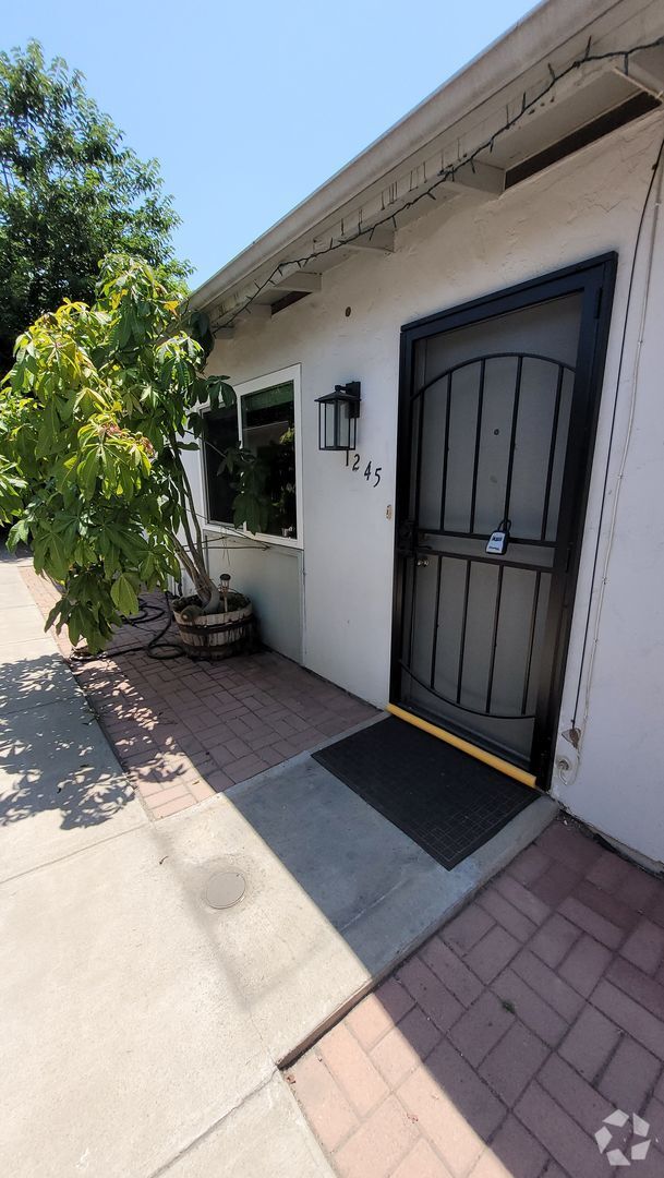 Building Photo - Renovated 2 Bed / 1 Bath