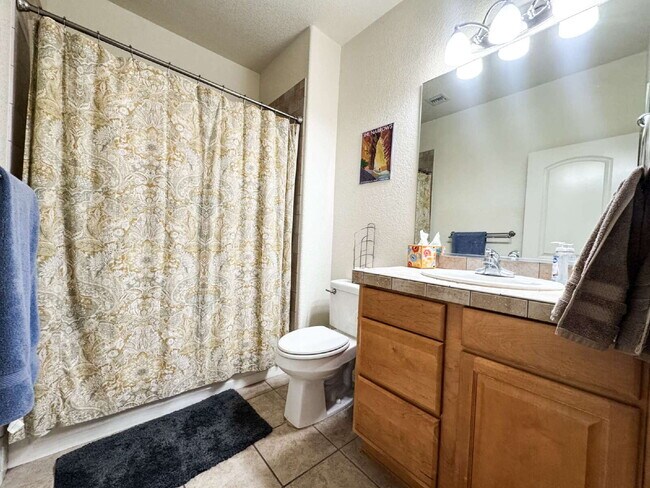 Building Photo - "Charming 3-Bedroom with 2 Full Bathroom  Pool Home in The Terraces!"