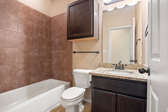 Building Photo - Nice 3 Bedroom Duplex located in New Braunfels!