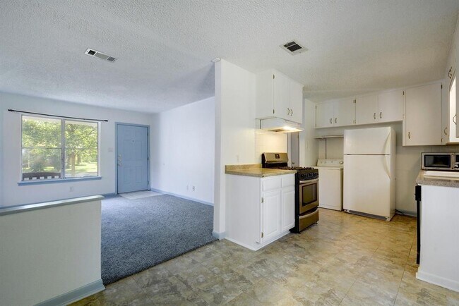 Building Photo - 4704 S Forest Dr