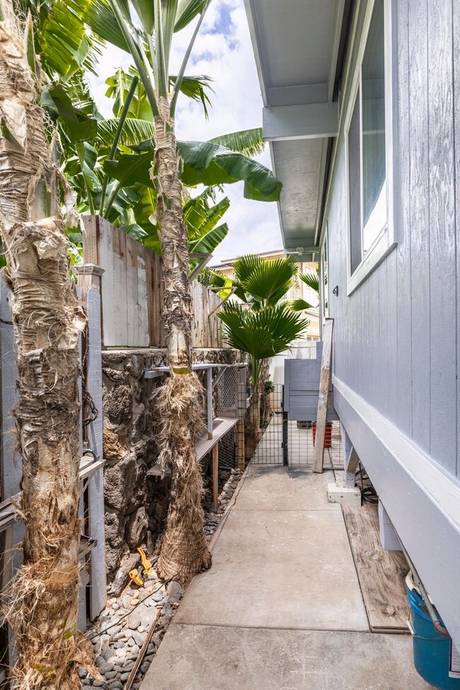 Building Photo - Nanakuli - across BEACH 2/1/1pkg $2,200/mo...